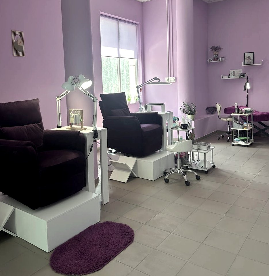 Педикюрна зона AnyTime Beauty Studio з панорамним вікном
